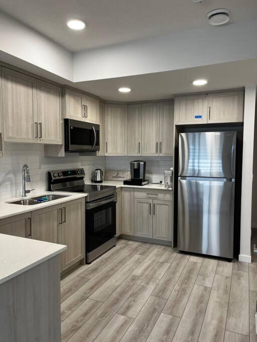 Brand New - Home Away From Home In Nw Calgary Extérieur photo