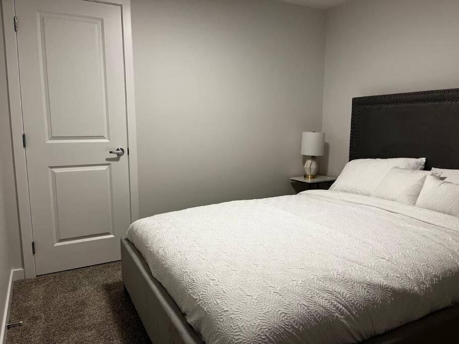 Brand New - Home Away From Home In Nw Calgary Extérieur photo