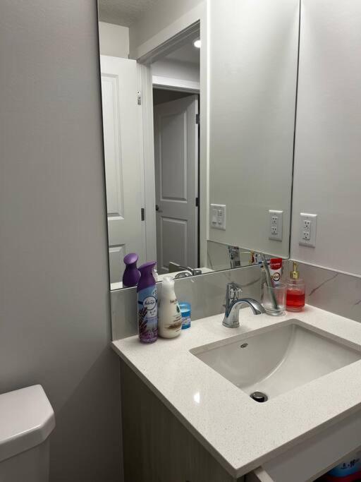 Brand New - Home Away From Home In Nw Calgary Extérieur photo