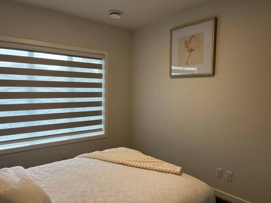 Brand New - Home Away From Home In Nw Calgary Extérieur photo