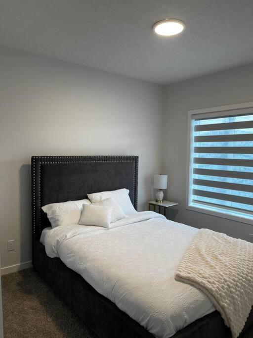 Brand New - Home Away From Home In Nw Calgary Extérieur photo