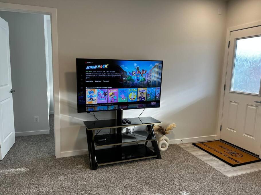 Brand New - Home Away From Home In Nw Calgary Extérieur photo
