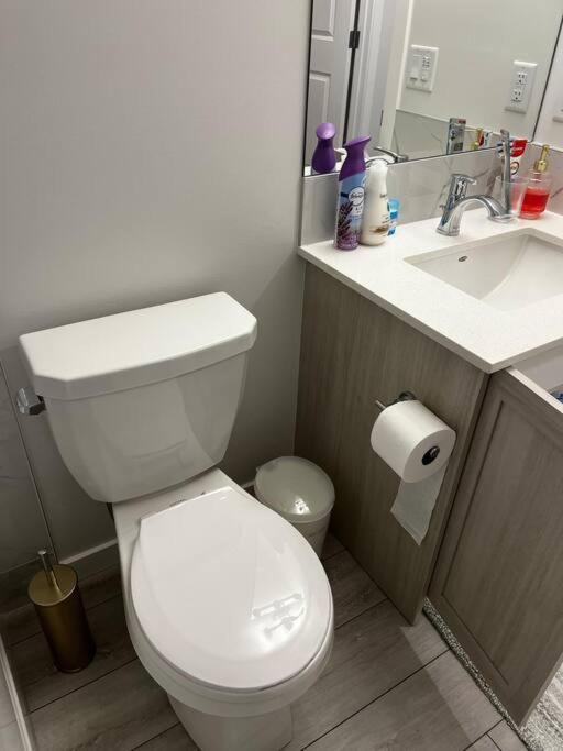Brand New - Home Away From Home In Nw Calgary Extérieur photo