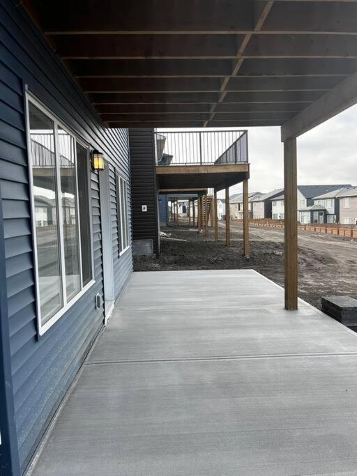 Brand New - Home Away From Home In Nw Calgary Extérieur photo