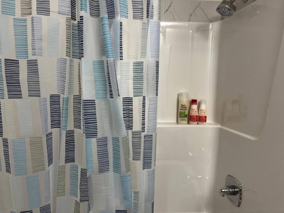 Brand New - Home Away From Home In Nw Calgary Extérieur photo
