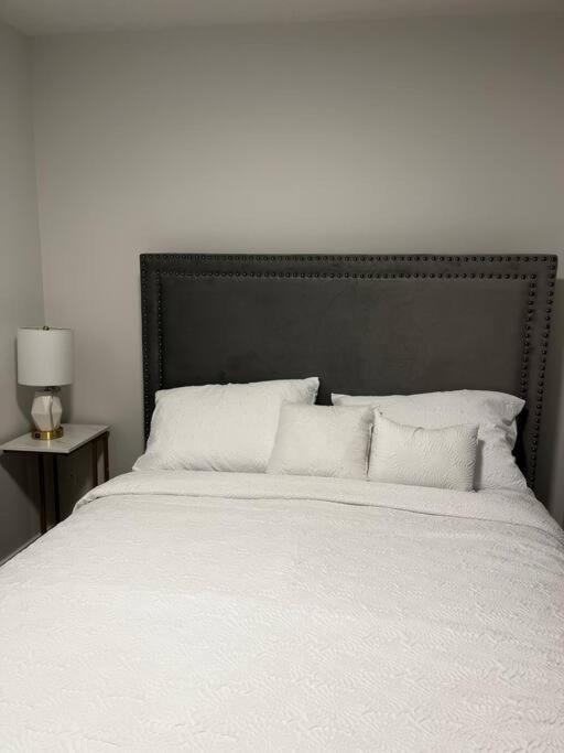 Brand New - Home Away From Home In Nw Calgary Extérieur photo