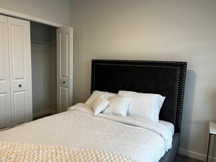 Brand New - Home Away From Home In Nw Calgary Extérieur photo