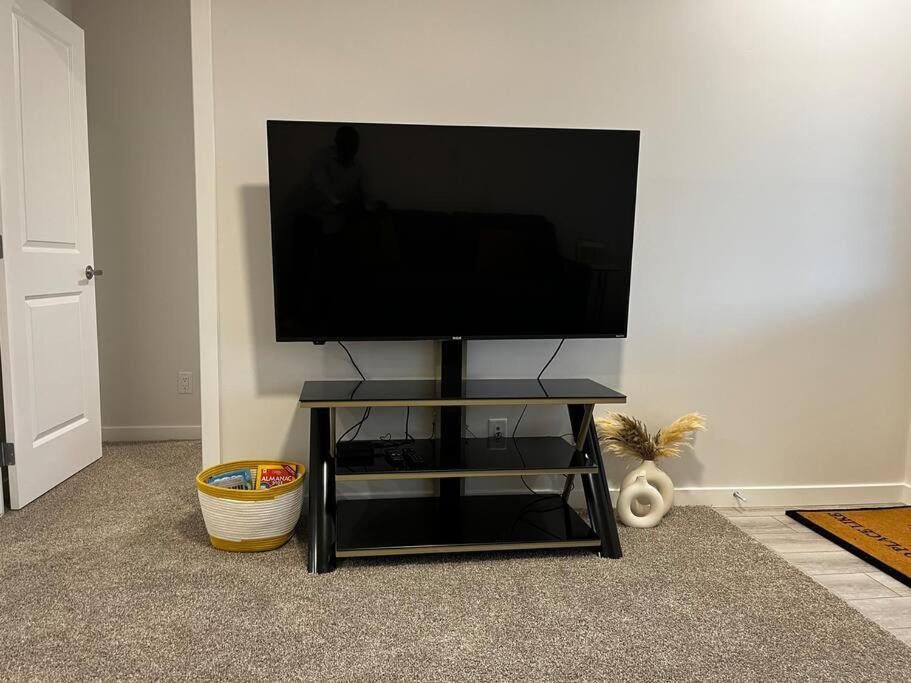 Brand New - Home Away From Home In Nw Calgary Extérieur photo