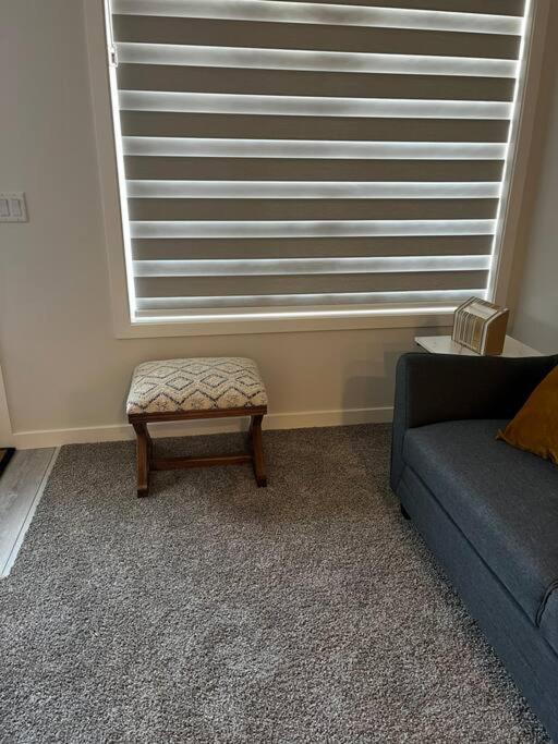Brand New - Home Away From Home In Nw Calgary Extérieur photo